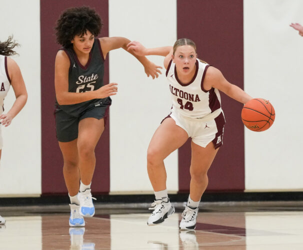 Senior uses offense, defense to spark Altoona win